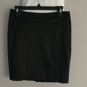 Bebe black skirt 
Size 2
Doesn’t fit
Clean out closet 
Smoke free pet free home